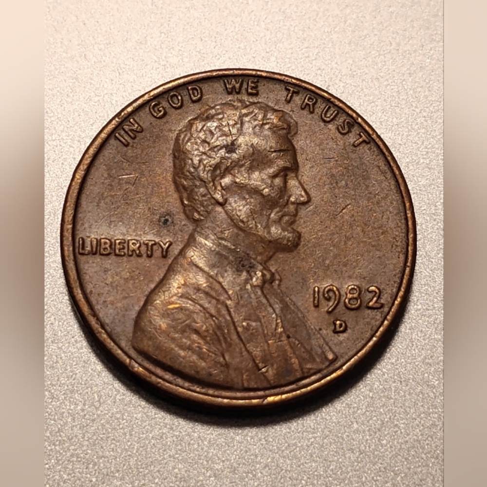 1982 D Lincoln Penny Brown Coin Forehead Scratch/Scar